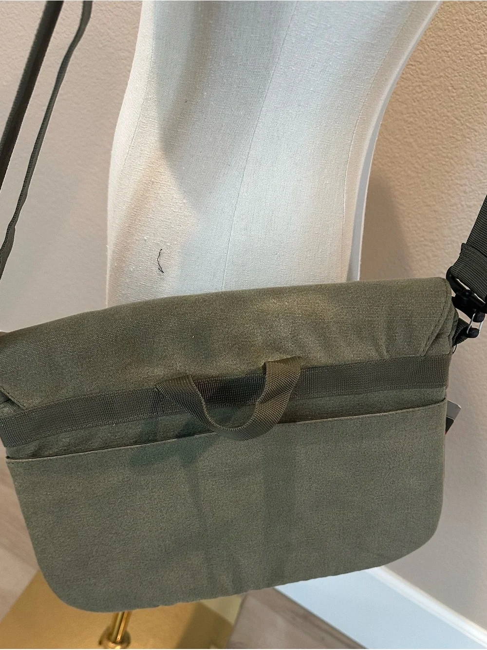 NWT STM X-Small Scout Shoulder Bag, Fits up to 11”-Inch Screens